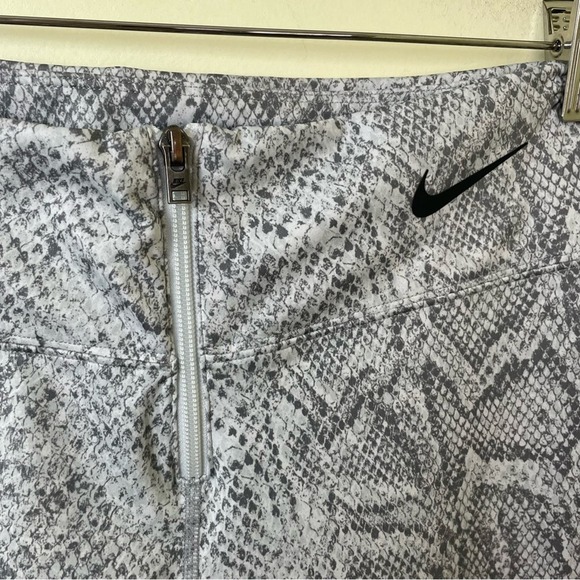 Nike x REVOLVE White Snake Print High Waist Zip Front Leggings SZ Medium - Picture 8 of 15